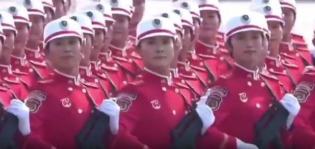 Çin kadın askerleriyle gövde gösterisi yaptı 5